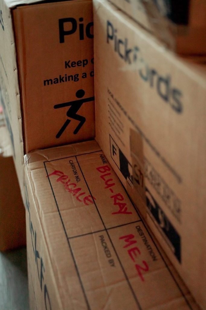 Postcards from Hawaii travel and lifestyle blog. 10 sustainable packing tips for a low-waste move abroad. Checklist for moving overseas. Moving boxes.