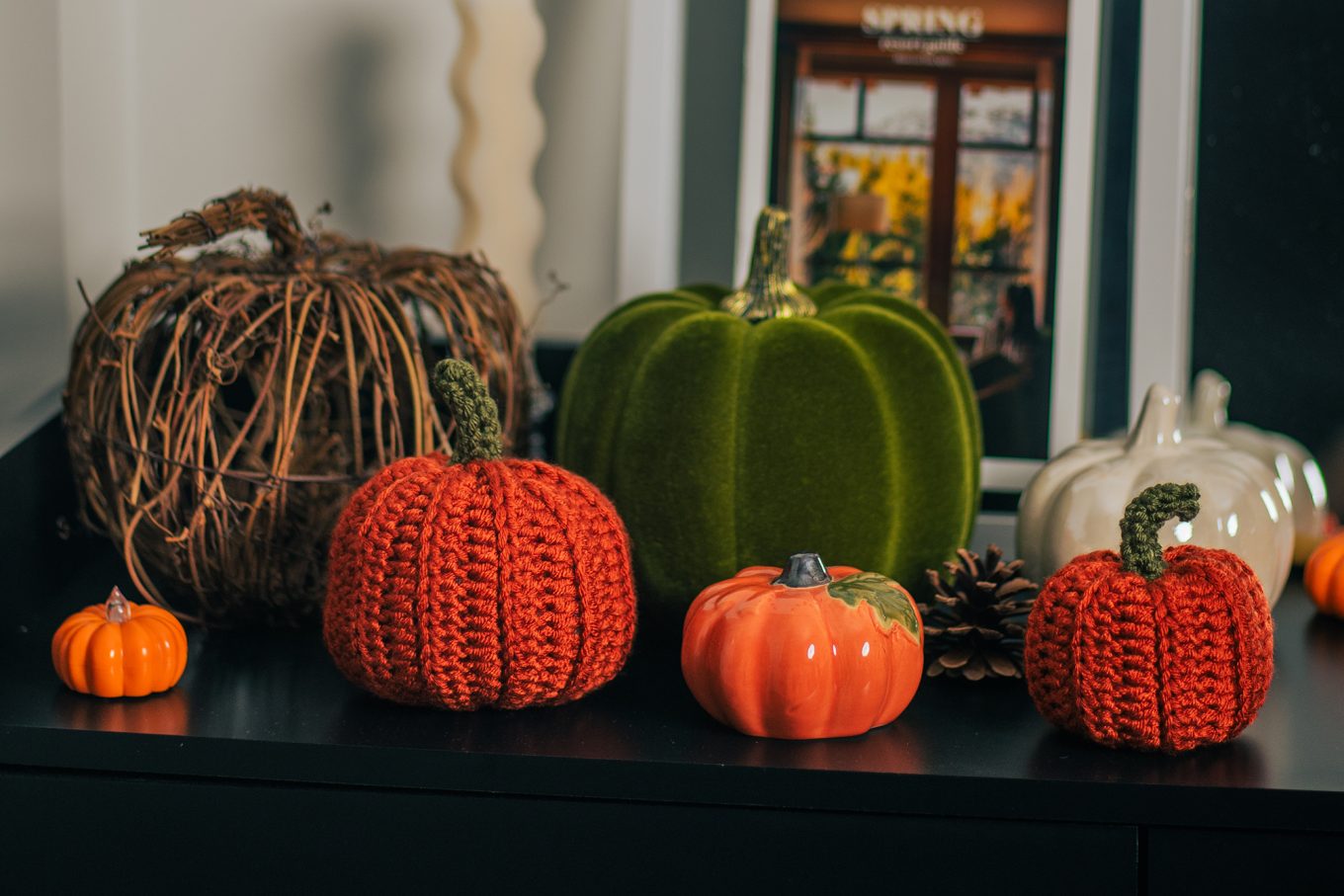Postcards from Hawaii Travel Lifestyle Blog How to make crochet pumpkins - free crochet pattern and tutorial halloween autumn fall Thanksgiving Friendsgiving crochet pattern